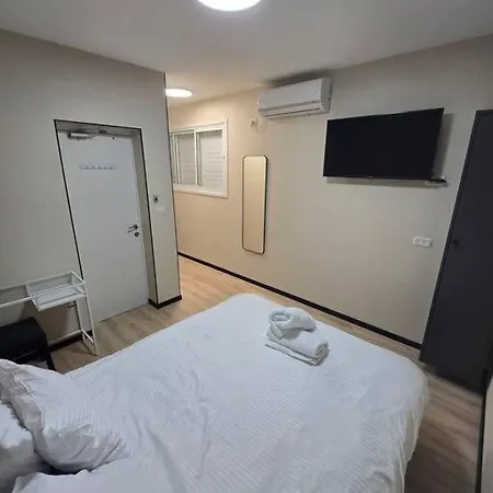 Ryo 23 דירת נופש עם ג'קוזי 2 דקות מטיילת בת ים Apartment Exterior photo