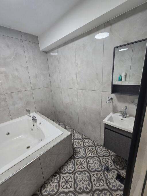 Apartment Ryo 23 דירת נופש עם ג'קוזי 2 דקות מטיילת Bat Yam